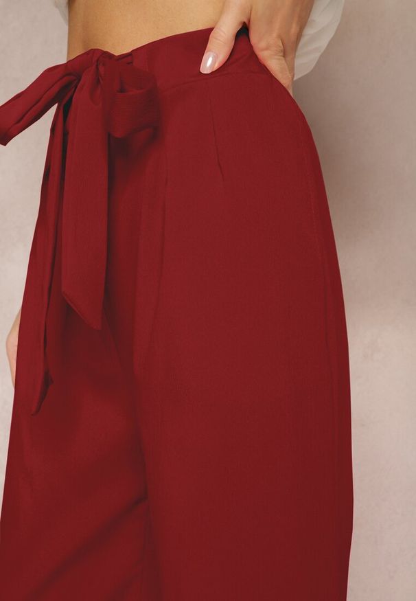 Renee - Bordowe Szerokie Spodnie z Materiałowym Paskiem w Typie Paper Bag Lasette. Kolor: czerwony. Materiał: materiał