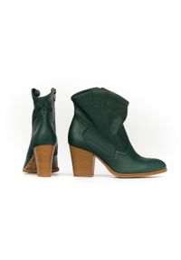 Zapato - ażurowe kowbojki - skóra naturalna - model 470 - kolor zielony. Kolor: zielony. Materiał: skóra. Wzór: ażurowy