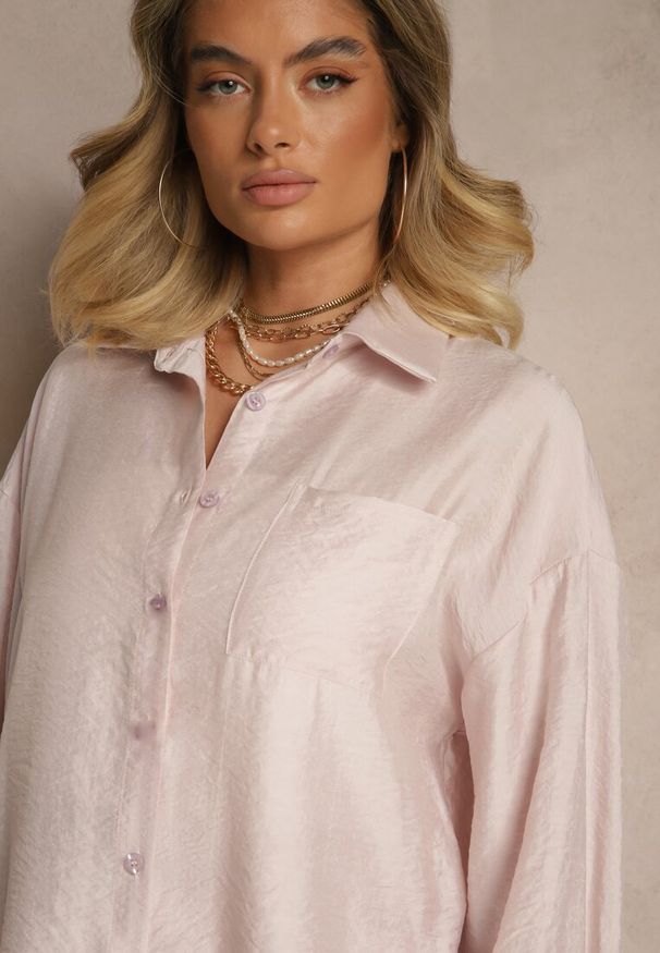 Renee - Jasnoróżowa Koszula Oversize w Klasycznym Stylu z Kieszonką Liozira. Okazja: na co dzień, na spotkanie biznesowe. Typ kołnierza: kołnierzyk klasyczny. Kolor: różowy. Styl: klasyczny