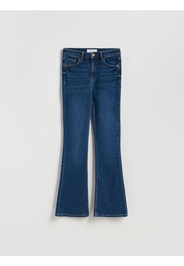 Reserved - Jeansy flare bootcut - granatowy. Kolor: niebieski