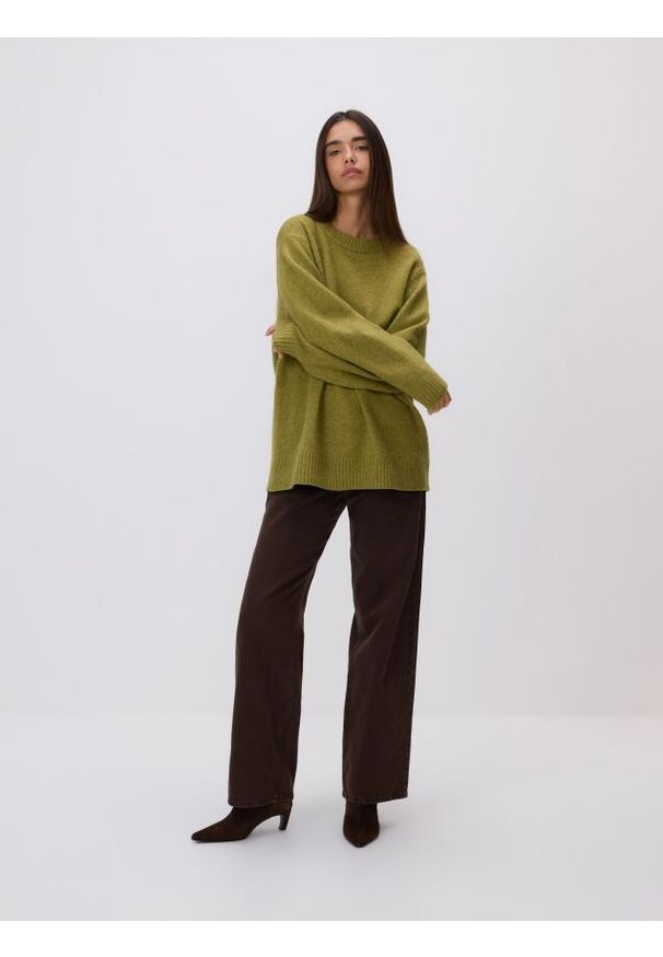 Reserved - Gładki sweter - oliwkowy. Kolor: oliwkowy. Materiał: wełna, dzianina. Wzór: gładki