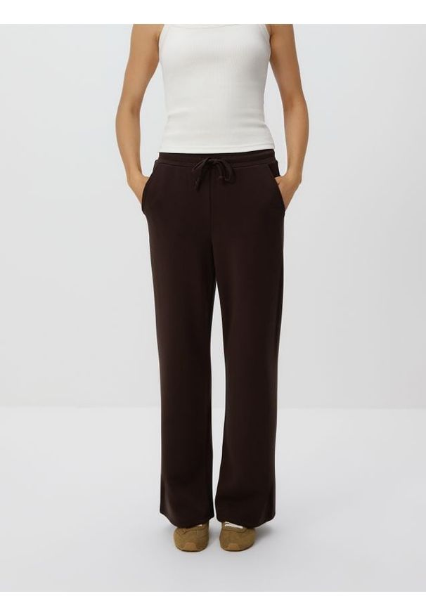Reserved - Spodnie z szeroką nogawką - ciemnobrązowy. Kolor: brązowy. Materiał: dzianina