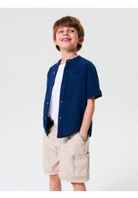 Sinsay - Szorty jeansowe kieszeniami cargo - kremowy. Kolor: kremowy. Materiał: jeans