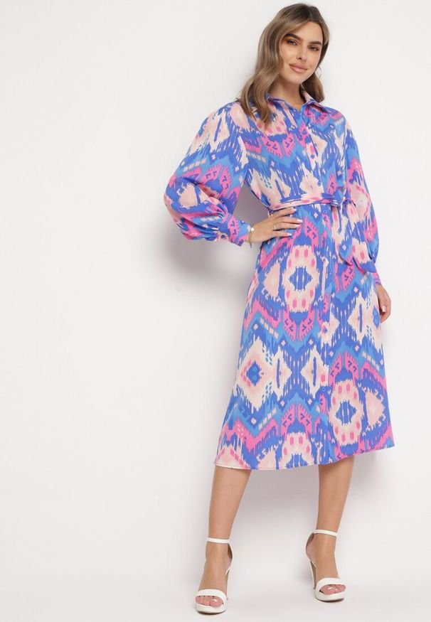 Born2be - Niebiesko-Różowa Koszulowa Sukienka Midi z Etno Wzorem i Wiązanym Paskiem Mithera. Kolor: niebieski. Typ sukienki: koszulowe. Styl: etno. Długość: midi