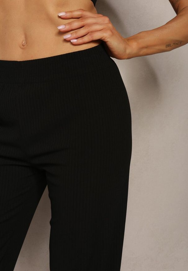 Renee - Czarne Szerokie Spodnie z Delikatnie Prążkowanego Materiału Kasaida. Kolor: czarny. Materiał: prążkowany, materiał. Sezon: lato