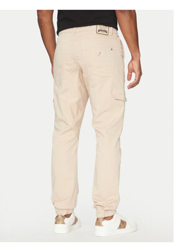 Guess Spodnie materiałowe M5RB54 WGXY1 Beżowy Slim Fit. Kolor: beżowy. Materiał: bawełna