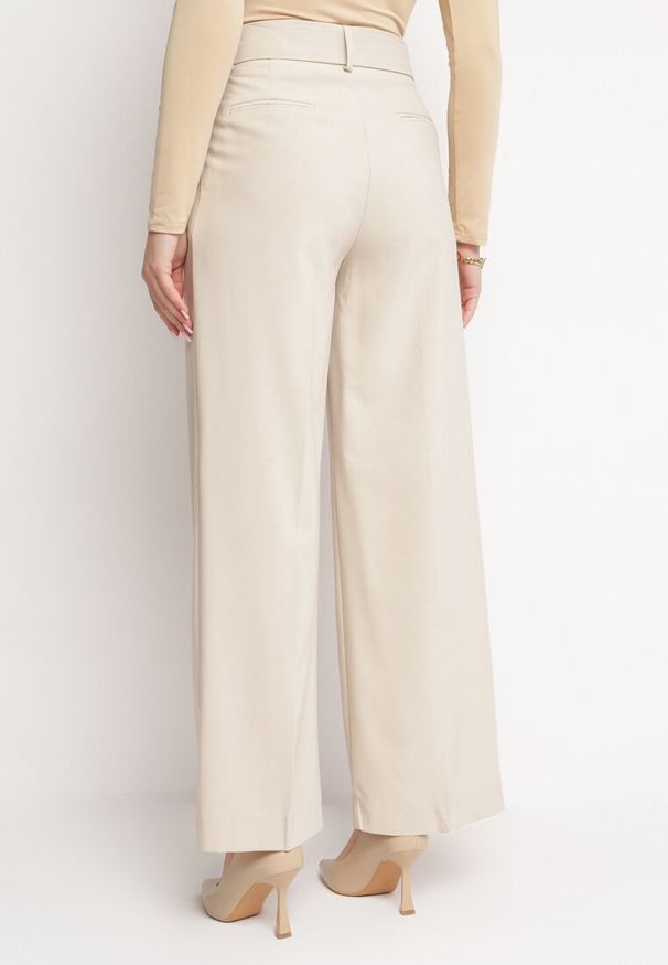 Born2be - Beżowe Szerokie Spodnie i Materiałowym Paskiem z Metalową Klamrą Sintia. Kolor: beżowy. Materiał: materiał