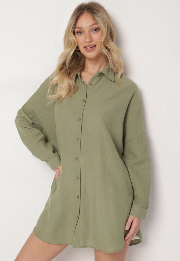 Born2be - Ciemnozielona Klasyczna Koszula o Kroju Oversize Maronira. Okazja: na co dzień. Typ kołnierza: kołnierzyk klasyczny. Kolor: zielony. Materiał: jeans. Styl: klasyczny