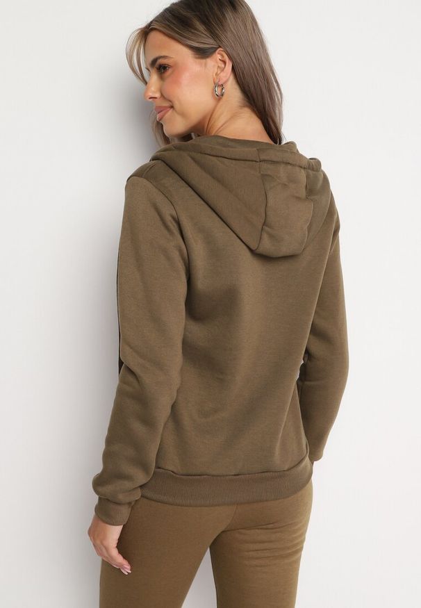 Born2be - Ciemnozielona Bluza z Kapturem Sithi. Okazja: na co dzień. Typ kołnierza: kaptur. Kolor: zielony. Materiał: jeans. Długość rękawa: długi rękaw. Długość: długie. Styl: klasyczny, casual