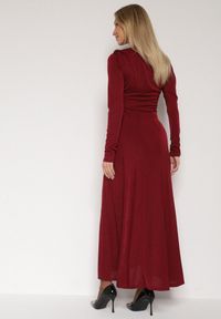 Born2be - Bordowa Koktajlowa Sukienka Ozdobiona Metaliczną Aplikacją i Marszczeniem z Boku Retima. Kolor: czerwony. Wzór: aplikacja. Styl: wizytowy #6