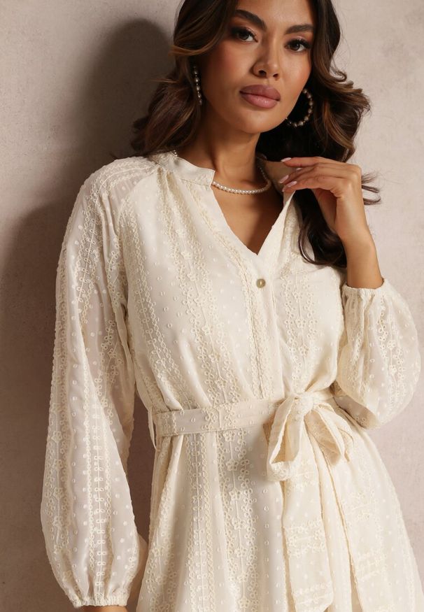 Renee - Beżowa Sukienka z Ozdobnym Haftem i Paskiem Deanna. Kolor: beżowy. Materiał: materiał. Wzór: haft. Typ sukienki: koszulowe, trapezowe