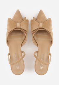 Born2be - Ciemnobeżowe Szpilki z Imitacji Zamszu z Odkrytą Piętą i Aplikacją z Kokardą Asteodora. Nosek buta: otwarty. Kolor: beżowy. Materiał: zamsz. Wzór: aplikacja. Sezon: lato. Obcas: na szpilce. Styl: klasyczny. Wysokość obcasa: średni #9