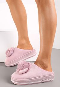 Renee - Różowe Kapcie na Platformie z Pomponem Toro. Nosek buta: okrągły. Kolor: różowy. Materiał: materiał, futro. Obcas: na platformie. Wysokość obcasa: niski #1
