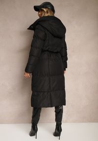 Renee - Czarna Długa Kurtka z Pikowanymi Przeszyciami Kapturem i Wiązanym Paskiem Zalirra. Okazja: na co dzień. Kolor: czarny. Materiał: dzianina, jeans. Długość: długie. Styl: casual, elegancki #2