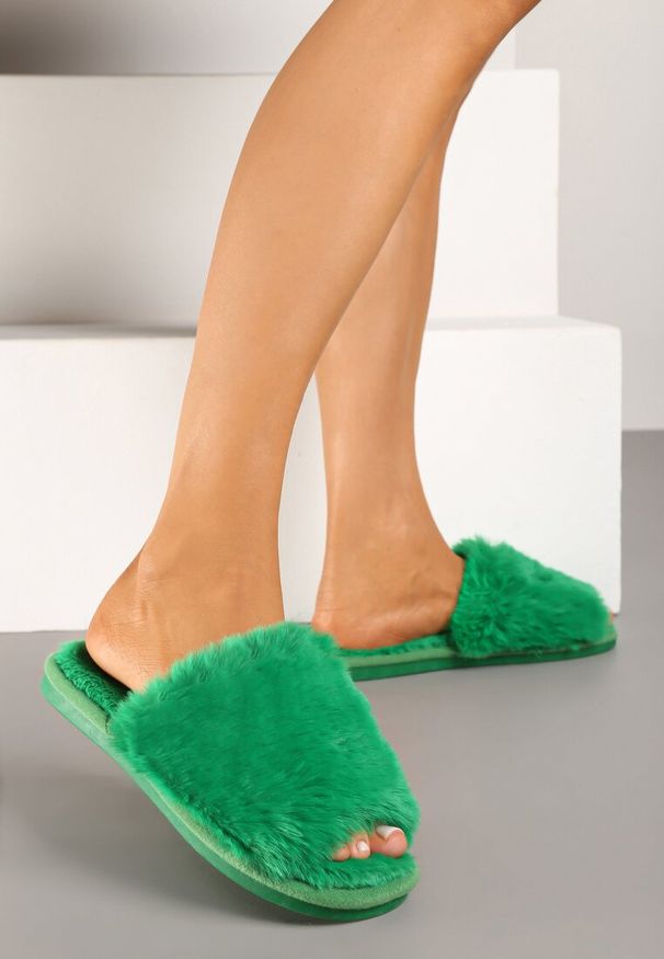 Renee - Zielone Kapcie Futrzane Vices z Szerokim Paskiem Selaenor. Okazja: na imprezę, do domu. Zapięcie: pasek. Kolor: zielony. Materiał: futro. Obcas: na obcasie. Styl: elegancki. Wysokość obcasa: niski