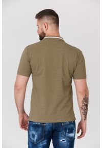 Guess - GUESS Khaki koszulka polo z paskiem na kołnierzyku. Typ kołnierza: polo. Kolor: zielony. Materiał: prążkowany. Długość rękawa: krótki rękaw. Wzór: aplikacja #2