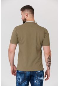 Guess - GUESS Khaki koszulka polo z paskiem na kołnierzyku. Typ kołnierza: polo. Kolor: zielony. Materiał: prążkowany. Długość rękawa: krótki rękaw. Wzór: aplikacja