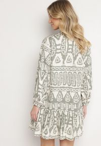 Born2be - Zielona Wiskozowa Sukienka w Etniczny Wzór o Rozkloszowanym Kroju z Wiązaniem Nalpio. Okazja: na co dzień. Typ kołnierza: dekolt w serek. Kolor: zielony. Materiał: wiskoza. Długość rękawa: długi rękaw. Styl: casual, elegancki #5