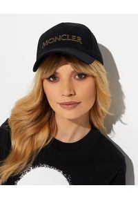 MONCLER - Czarna czapka z logo. Kolor: czarny. Materiał: bawełna