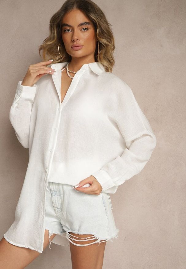 Renee - Biała Koszula o Fasonie Oversize w Klasycznym Stylu Marionera. Okazja: na co dzień. Kolor: biały. Materiał: bawełna, materiał. Długość rękawa: długi rękaw. Długość: długie. Styl: klasyczny