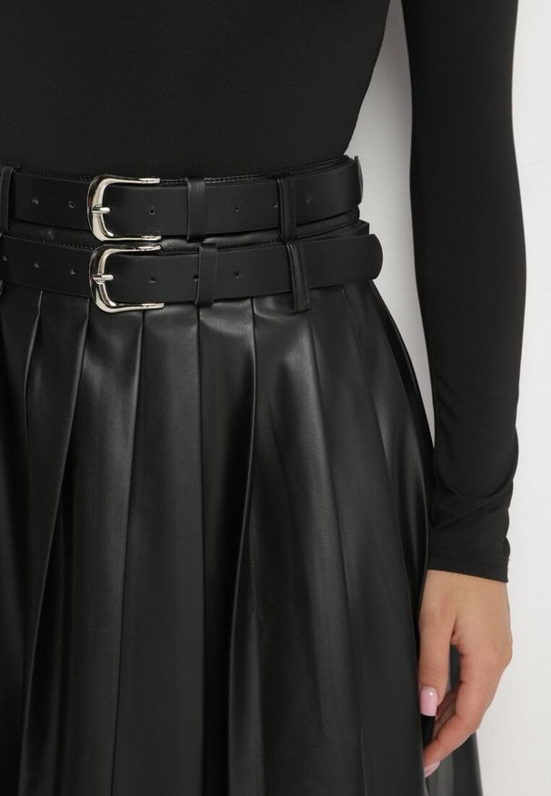 Born2be - Czarna Rozkloszowana Spódnica z Ekoskóry z Plisami i Podwójnym Paskiem Niritala. Okazja: na co dzień. Kolor: czarny. Styl: elegancki, casual, klasyczny