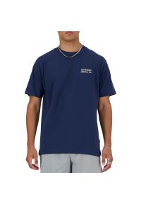 Koszulka New Balance MT41588NNY - granatowa. Kolor: niebieski. Materiał: bawełna. Długość rękawa: krótki rękaw. Długość: krótkie. Wzór: napisy