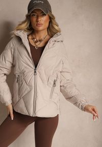 Renee - Jasnobeżowa Kurtka z Kapturem Ozdobiona Pikowaniem Lilora. Okazja: na co dzień, na spacer. Typ kołnierza: kaptur. Kolor: beżowy. Materiał: jeans. Wzór: aplikacja. Styl: casual, elegancki