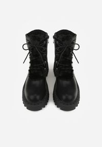 Born2be - Czarne Causualowe Trapery Zdobione Futerkiem na Języku Charnas. Nosek buta: okrągły. Zapięcie: zamek. Kolor: czarny. Wzór: aplikacja. Materiał: futro. Sezon: zima. Obcas: na obcasie. Styl: klasyczny. Wysokość obcasa: niski #3