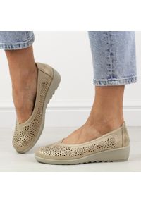 POTOCKI - Złote ażurowe półbuty damskie na koturnie Potocki 90300. Nosek buta: okrągły. Kolor: złoty. Materiał: skóra. Szerokość cholewki: normalna. Wzór: ażurowy. Sezon: wiosna, jesień, lato. Obcas: na koturnie. Styl: elegancki, klasyczny #1