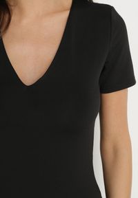 Born2be - Czarna Sukienka Dopasowana Bodycon z Dekoltem w Serek Efricene. Okazja: na co dzień. Typ kołnierza: dekolt w serek. Kolor: czarny. Materiał: jeans. Długość rękawa: krótki rękaw. Typ sukienki: bodycon. Styl: casual, klasyczny #3