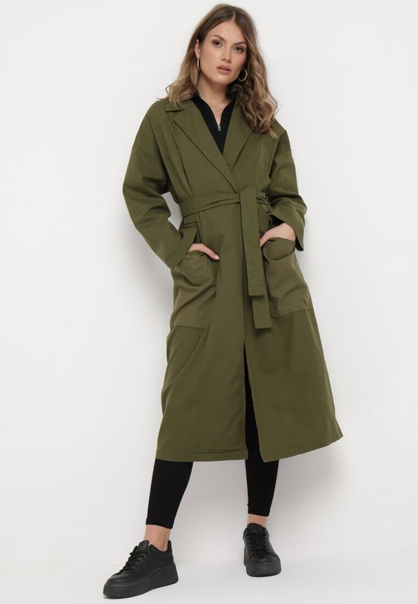 Born2be - Zielony Płaszcz Oversize z Wiązanym Paskiem Ziyanna. Kolor: zielony. Materiał: materiał. Długość: długie. Wzór: aplikacja