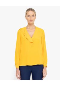 DENI CLER - Żółta bluzka z falbaną. Kolor: żółty. Materiał: jedwab, materiał. Długość rękawa: długi rękaw. Długość: długie