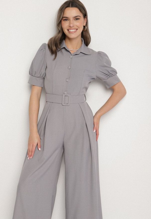 Born2be - Szary Taliowany Kombinezon z Ozdobną Klamrą Filateia. Kolor: szary. Styl: elegancki