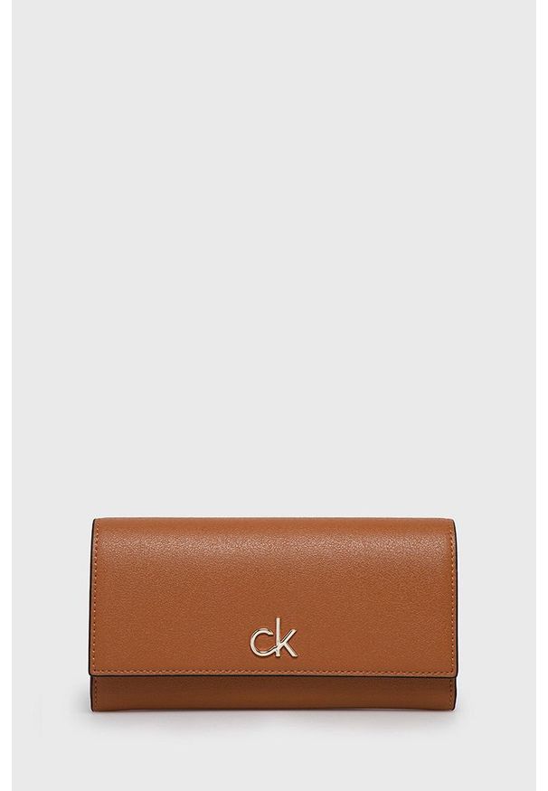 Calvin Klein - Portfel. Kolor: brązowy. Materiał: materiał. Wzór: gładki