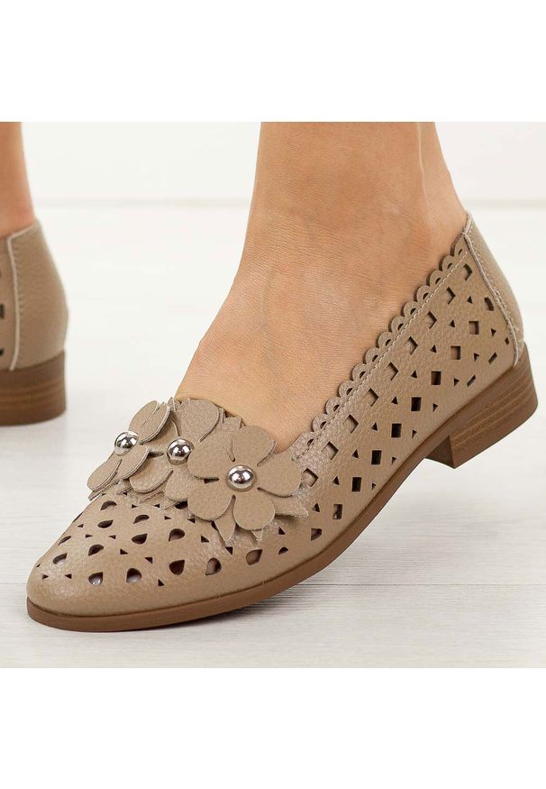 Beżowe ażurowe półbuty damskie M.Daszyński 25113-7. Okazja: na co dzień. Kolor: beżowy. Szerokość cholewki: normalna. Wzór: ażurowy. Materiał: skóra. Sezon: wiosna, lato. Obcas: na obcasie. Styl: casual, elegancki, klasyczny, wizytowy. Wysokość obcasa: niski