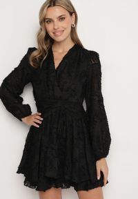 Born2be - Czarna Sukienka z Ozdobnymi Niteczkami i Marszczeniem Forenamia. Okazja: na co dzień. Kolor: czarny. Wzór: aplikacja. Typ sukienki: kopertowe. Styl: casual #2