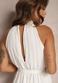 Renee - Biały Kombinezon z Dekoltem Typu Halter i Gumką w Talii Zolefia. Kolor: biały. Długość: długie. Styl: elegancki