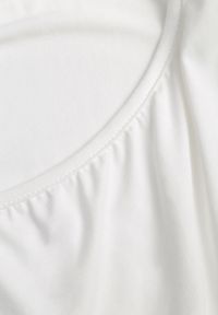 Renee - Biała Nietoperzowa Bluzka z Wiskozy na Jedno Ramię z Marszczeniem w Talii Ariciane. Okazja: na co dzień. Kolor: biały. Materiał: wiskoza. Styl: casual #7