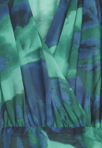 Renee - Zielona Taliowana Sukienka Mini z Kopertowym Dekoltem Ozdobiona Marszczeniem i Falbanką Sanitresa. Kolor: zielony. Wzór: aplikacja. Typ sukienki: kopertowe. Długość: mini #7