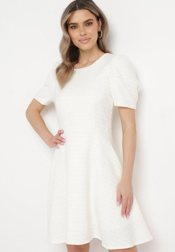 Born2be - Biała Sukienka Mini Rozkloszowana z Bufkami na Ramionach Oanne. Kolor: biały. Sezon: lato. Długość: mini