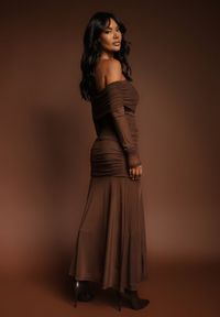 Renee - Brązowa Koktajlowa Sukienka z Prześwitującymi Rękawami i Marszczeniem Haludea. Okazja: na imprezę. Kolor: brązowy. Styl: wizytowy #6