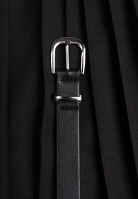 Born2be - Czarna Wiskozowa Spódnica o Rozkloszowanym Kroju z Paskiem z Klamrą Lawedisa. Okazja: na co dzień, do pracy, na spotkanie biznesowe. Kolor: czarny. Materiał: wiskoza. Styl: klasyczny, casual, biznesowy, elegancki #4