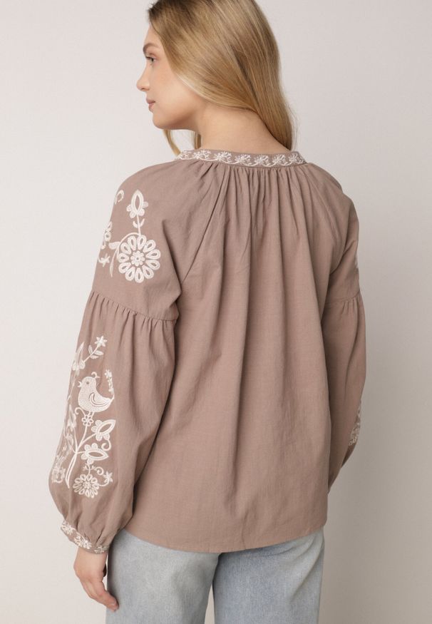 Born2be - Beżowa Bawełniana Bluzka Boho z Ozdobnym Haftem i Sznurkiem z Frędzlami Lamegenia. Okazja: na co dzień, na spotkanie biznesowe, do pracy. Kolor: beżowy. Materiał: bawełna. Wzór: haft. Styl: boho