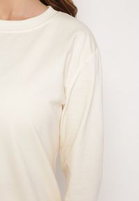 Born2be - Jasnobeżowa Klasyczna Bluza Wkładana przez Głowę Fosemia. Okazja: na co dzień. Kolor: beżowy. Długość rękawa: długi rękaw. Długość: długie. Styl: klasyczny #3