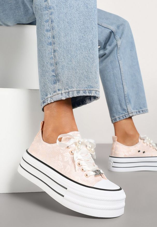 Renee - Różowe Trampki na Platformie Ozdobione Perełkami Yasami. Okazja: na co dzień. Nosek buta: okrągły. Kolor: różowy. Materiał: jeans. Wzór: aplikacja. Obcas: na platformie. Styl: casual, elegancki