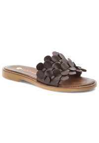 Klapki damskie Armodo, cholewka ze skóry naturalnej odkryte palce płaska podeszwa ozdobne detale, brązowe, 40381. Okazja: na co dzień. Kolor: brązowy. Materiał: skóra. Wzór: aplikacja. Sezon: lato. Obcas: na płaskiej podeszwie. Styl: casual, elegancki, wakacyjny #1