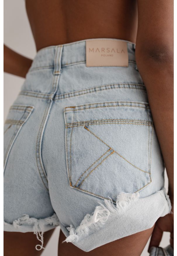 Marsala - Szorty jeansowe z wysokim stanem w kolorze LIGHT BLUE - VANITY. Okazja: na co dzień. Stan: podwyższony. Kolor: niebieski. Materiał: denim, jeans. Długość: krótkie. Sezon: wiosna, lato. Styl: casual, elegancki, sportowy