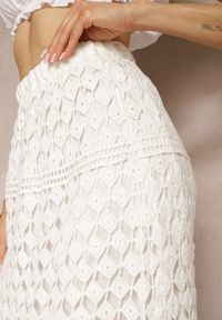Renee - Biała Spódnica o Ażurowym Wykończeniu z Gumką w Talii Maloedie. Okazja: na co dzień. Kolor: biały. Wzór: ażurowy. Styl: elegancki, casual #3