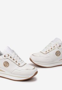 Renee - Biało-Złote Sneakersy z Okrągłą Naszywką i Platformą Viliera. Nosek buta: okrągły. Kolor: biały. Materiał: jeans. Szerokość cholewki: normalna. Wzór: aplikacja. Obcas: na platformie #4