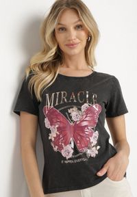 Born2be - Czarny Bawełniany T-shirt z Metalicznym Napisem i Motylem Zarevalia. Okazja: na co dzień. Kolor: czarny. Materiał: bawełna. Wzór: napisy. Styl: sportowy, klasyczny, elegancki, casual